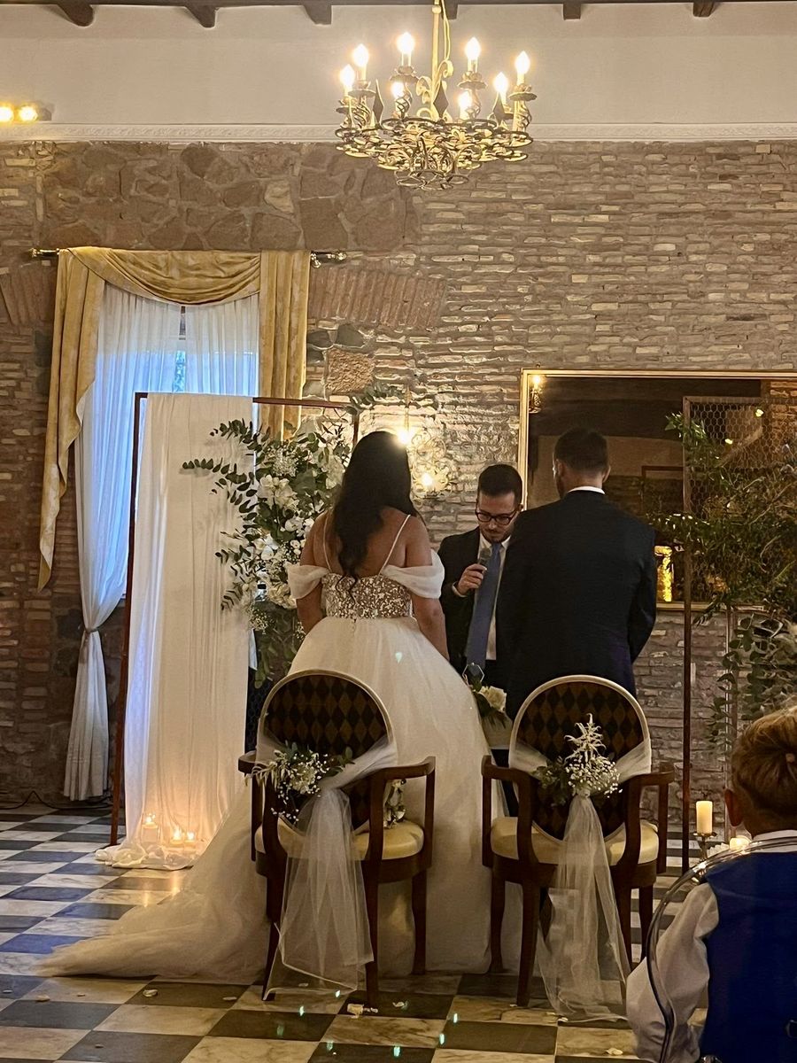 Gli sposi davanti all'allestimento