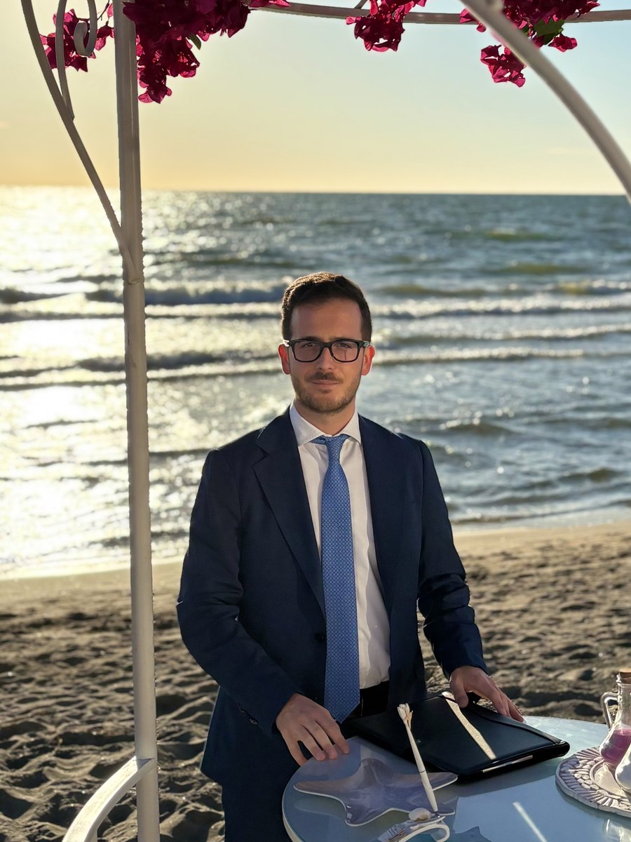Giovanni Gaigher sulla spiaggia, prima di una cerimonia al tramonto